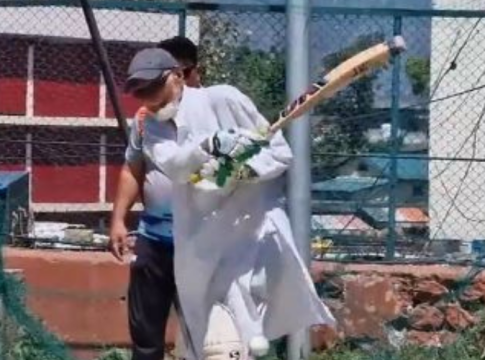 102 Years Old Kashmir Man Plays Cricket Viral Video