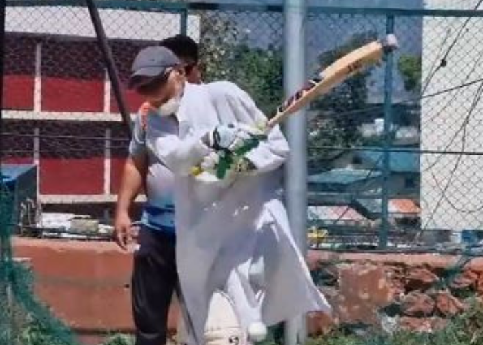 102 Years Old Kashmir Man Plays Cricket Viral Video