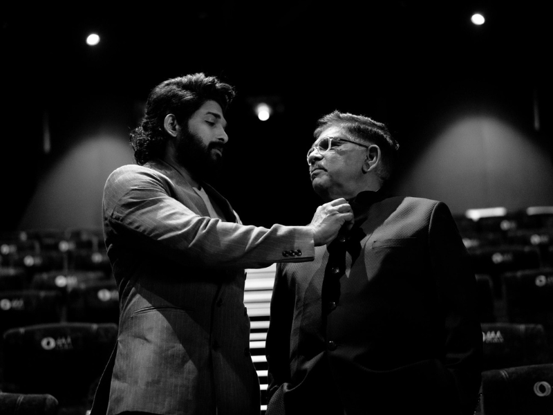 Hero Allu Arjun Emotional Post Her Father Photos Viral