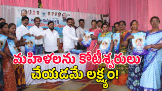 Saree Distribution ( image CREDIT: SWETCHA REPORTER)