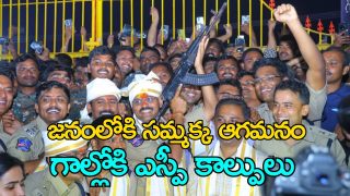 Tribal priests bring Sammakka replica from Chilakalagutta to Medaram Gadde amid tight security