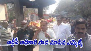 Dubbaka MLA Kotha Prabhakar Reddy carrying the bier during the funeral procession of RTC Deputy General Manager Venkat Reddy